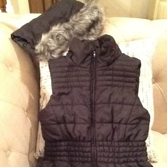 XS Black Puff Vest with detachable faux fur hood - Picture 2 of 7